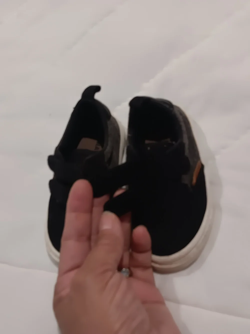 Old Navy 🍑 Black & Gray Kids Velcro Sneakers with White Sole